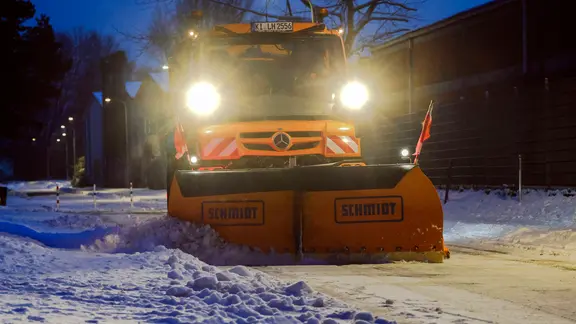 Ein Räumfahrzeug im Einsatz in Kiel