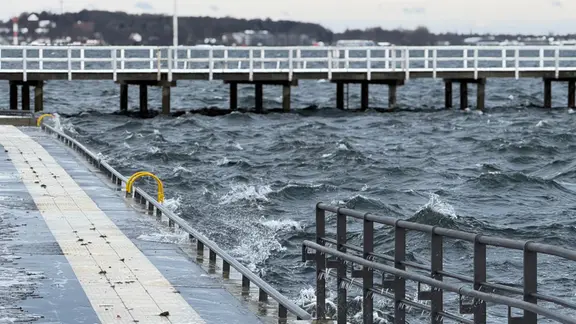 Wellen schlagen an eine Kaimauer | NDR; Tobias Gellert Wellen schlagen an eine Kaimauer