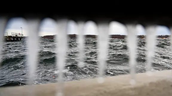 Eiszapfen haben sich am Ufer der Kiellinie gebildet. | Frank Molter/dpa Eiszapfen haben sich am Ufer der Kiellinie gebildet.