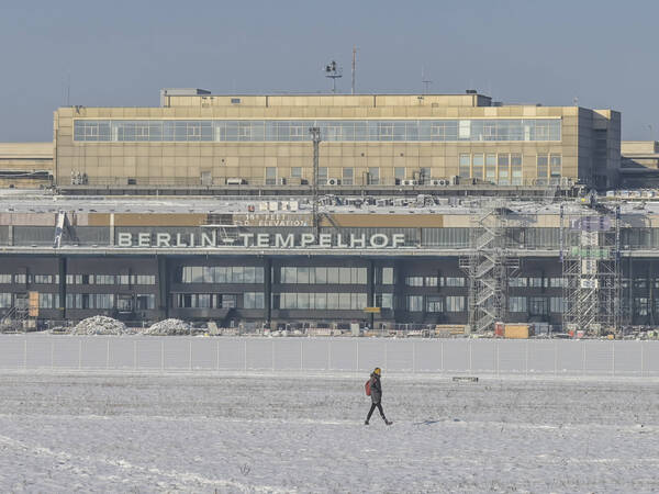 Winter, Schnee, Flughafen Tempelhof, Zentralgebäude, Tempelhof, Tempelhof-Schöneberg, Berlin, Deutschland *** Winter, snow, Tempelhof Airport, central building, Tempelhof, Tempelhof Schöneberg, Berlin, Germany