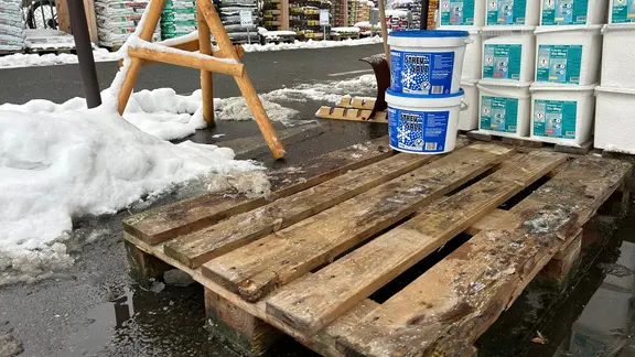 Auf einer Palette eines Baumarkts in Lüneburg stehen nur noch zwei Eimer mit Streusalz.