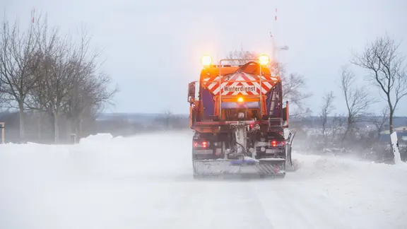 Ein Räumfahrzeug ist auf den Straßen von Schleswig-Holstein unterwegs.