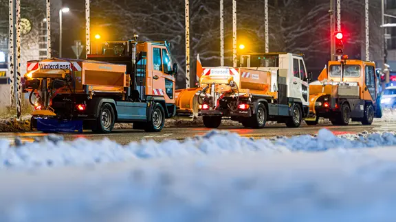 Drei Räumfahrzeuge stehen am frühen Morgen auf dem Aegidientorplatz.