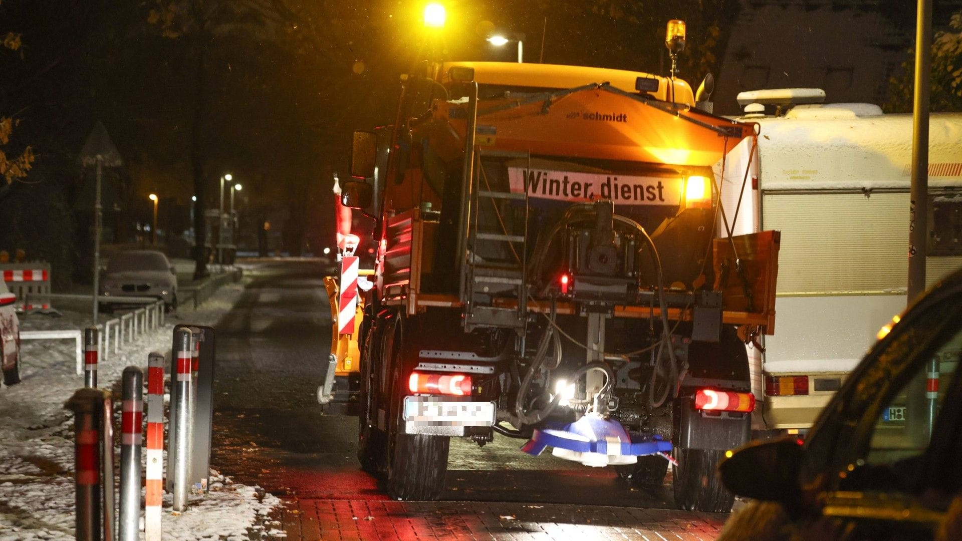Winterdienst in Hannover im Einsatz (Archivbild): 6.000 Tonnen Steinsalz, 3.000 Tonnen Splitt und 400 Kubikmeter Solelösung lagern in den Depots.