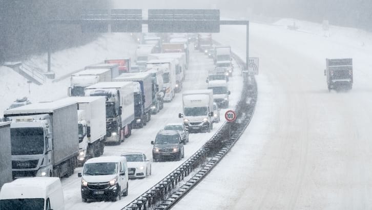 Winterstau auf einer Autobahn (Symbolfoto): Autofahrer müssen sich auf verschneite Straßen einstellen, es herrscht akute Glättegefahr.