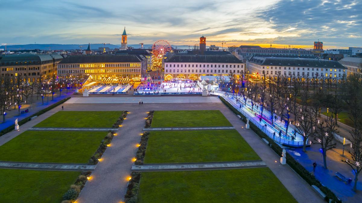 Winterzeit Karlsruhe erschwert nach Abbauarbeiten Durchgang am Schlossplatz