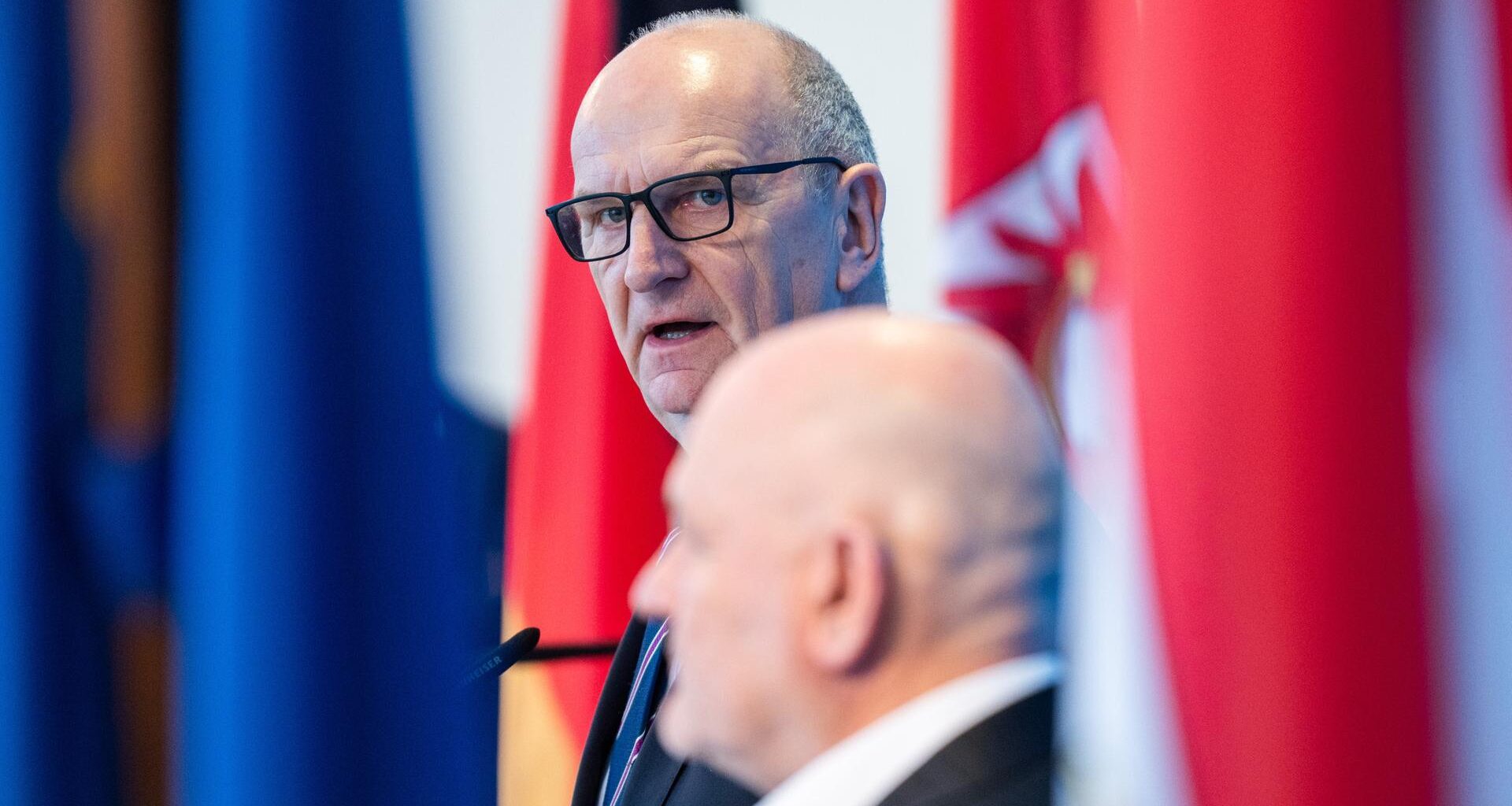 Dietmar Woidke (SPD, hinten), Ministerpräsident von Brandenburg, und Robert Crumbach, aus dem BSW und der BSW-Fraktion ausgetretener Vize-Ministerpräsident, stehen in der Staatskanzlei von Brandenburg bei einem Statement zusammen.