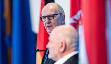 Dietmar Woidke (SPD, hinten), Ministerpräsident von Brandenburg, und Robert Crumbach, aus dem BSW und der BSW-Fraktion ausgetretener Vize-Ministerpräsident, stehen in der Staatskanzlei von Brandenburg bei einem Statement zusammen.