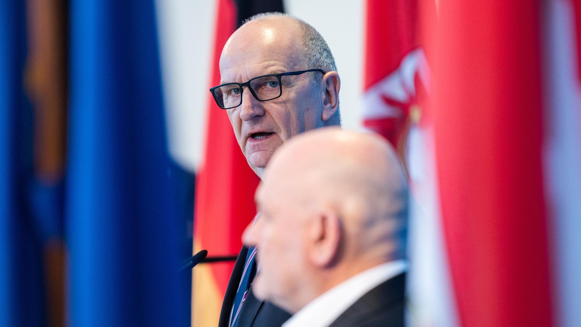 Dietmar Woidke (SPD, hinten), Ministerpräsident von Brandenburg, und Robert Crumbach, aus dem BSW und der BSW-Fraktion ausgetretener Vize-Ministerpräsident, stehen in der Staatskanzlei von Brandenburg bei einem Statement zusammen. 