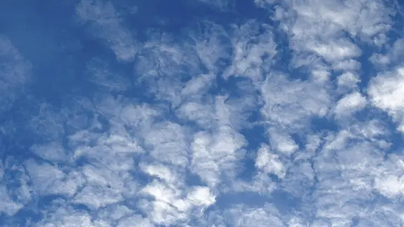 Weiße Wolken auf blauem Himmel | picture alliance / imageBROKER | Arnold Layne Weiße Wolken auf blauem Himmel