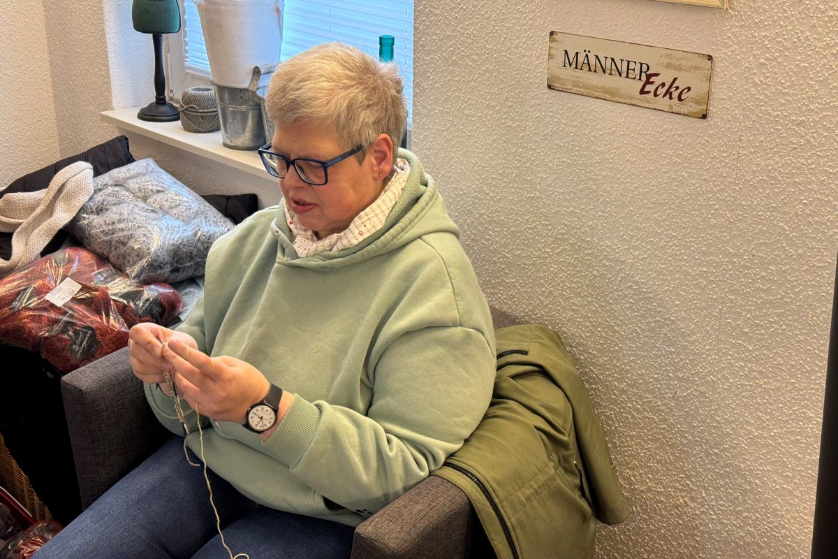 Kundin Andrea Franke beim Stricken