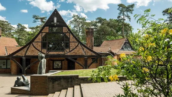 Expressionistisches Backstein-Gebäude in Worpswede | picture alliance/imageBROKER, Daniel Schoenen Expressionistisches Backstein-Gebäude in Worpswede