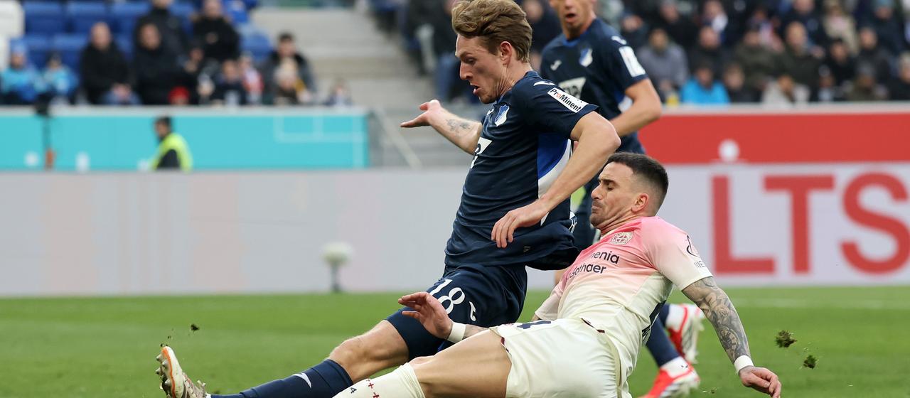 Hoffenheims Fußballprofi Wouter Burger (h.) im Zweikampf mit Aleix Garcia von Bayer 04 Leverkusen