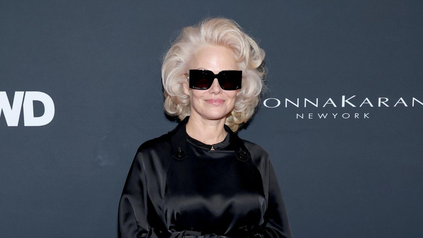 Pamela Anderson wird bei den WWD-Awards im Marilyn-Look zum Blickfang
