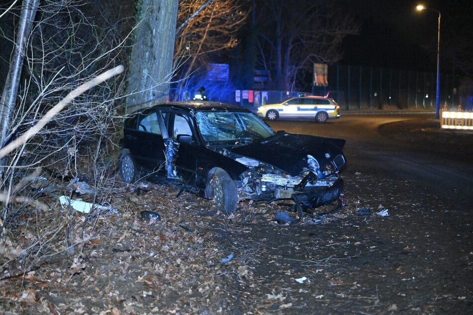 Das Auto wurde durch den Unfall stark beschädigt.