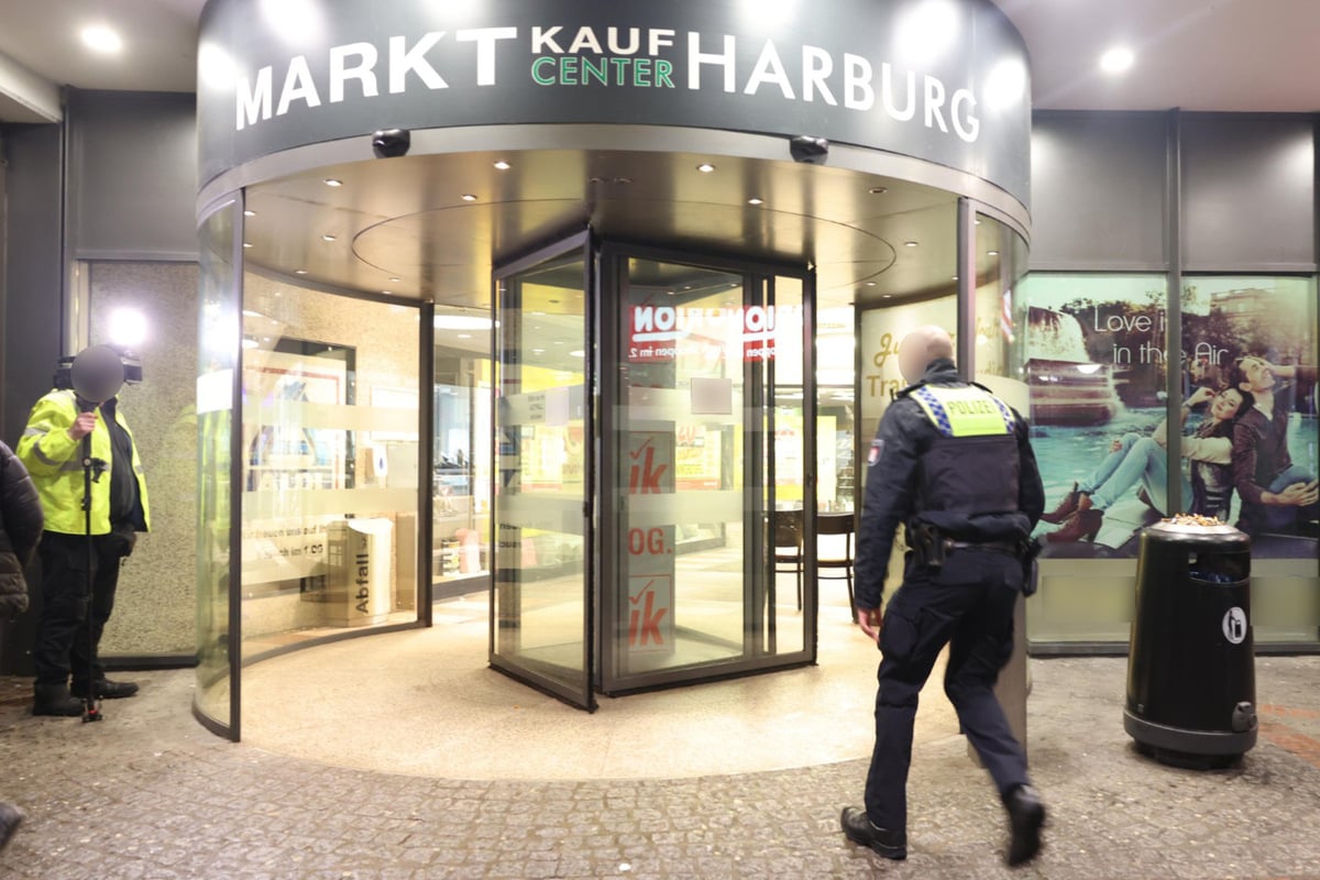 Mann überfällt Juwelier im Einkaufszentrum mit Eisenstange und Pfefferspray