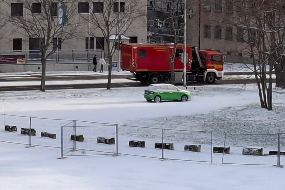 Auf dem Weg zum Einsatz: Feuerwehr-Kameraden aus Übigau eilten am Sonntagvormittag zum Dresdner Enderpark.