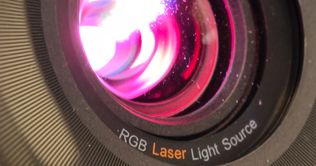 Top 5: Die besten 4K-Beamer bis 2000 Euro – Preis-Leistungs-Sieger kostet 855 €