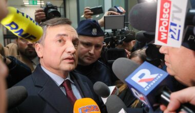 Der ehemalige polnische Justizminister Zbigniew Ziobro (l), wird beim Verlassen des "Republika"-Fernsehstudios von Journalisten mit Mikrofonen umlagert.