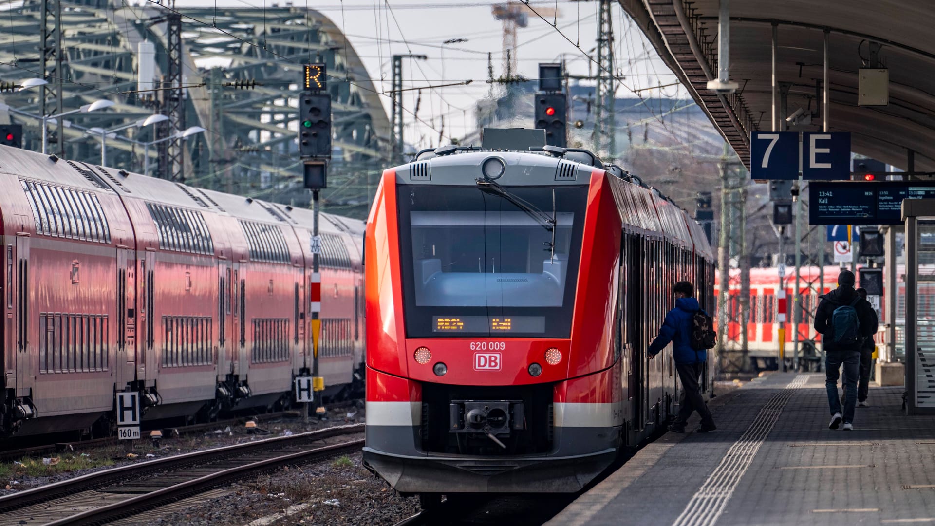 Züge in Köln-Deutz (Symbolfoto): Am Mittwochmittag lähmt eine Bahnstörung den Verkehr im Rheinland. Züge in Köln-Deutz (Symbolfoto): Am Mittwochmittag lähmt eine Bahnstörung den Verkehr im Rheinland.