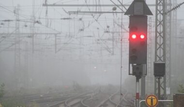 Zug in Halle liegengeblieben: Fahrgäste sitzen vier Stunden fest