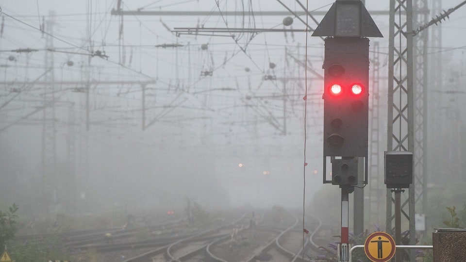 Zug in Halle liegengeblieben: Fahrgäste sitzen vier Stunden fest