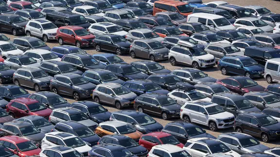 Autos stehen auf einem großen Parkplatz.