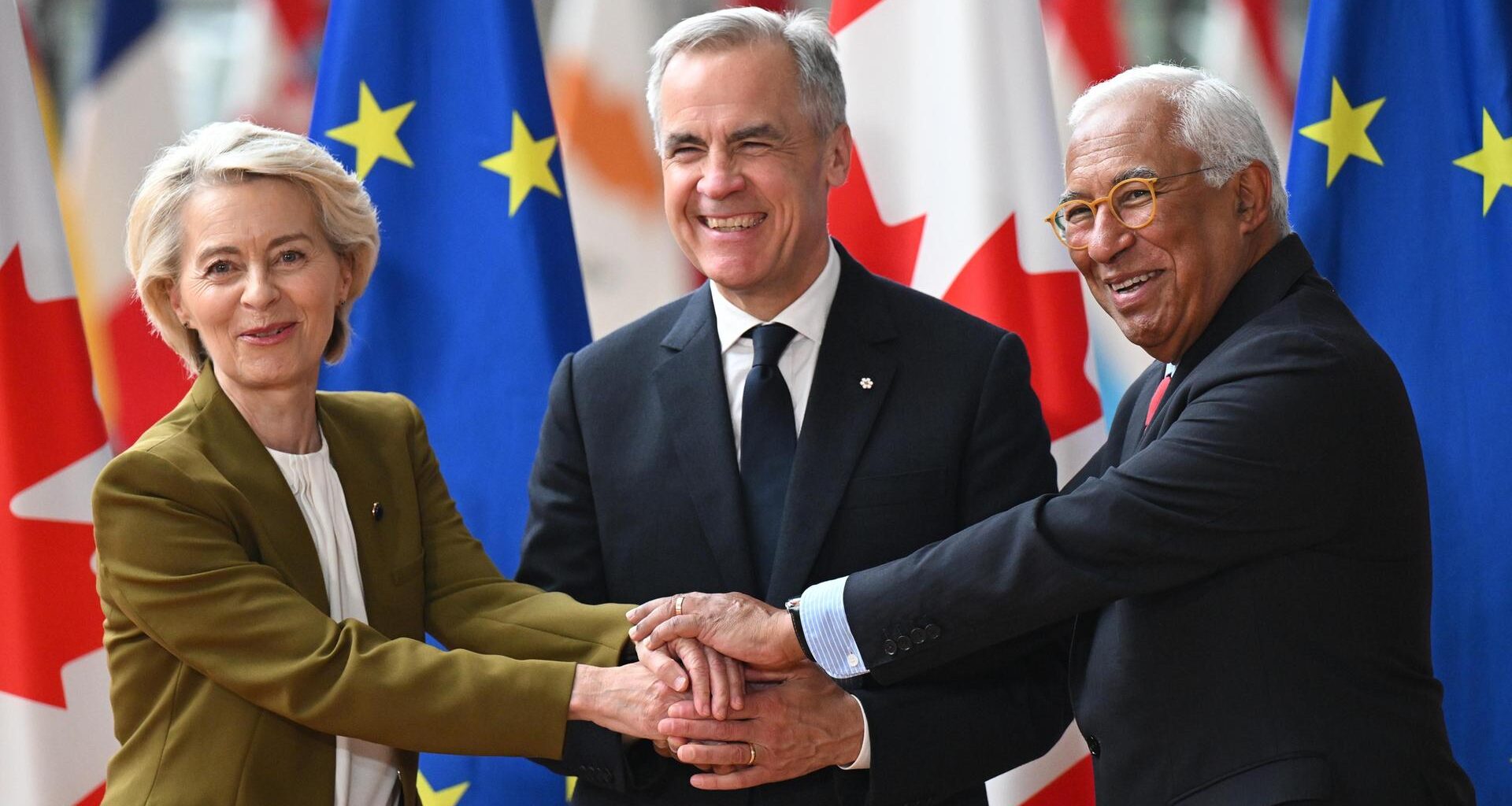 EU-Kommissionspräsidentin Ursula von der Leyen (L), der Präsident des Rats der Europäischen Union, Antonio Costa (R) und der kanadische Ministerpräsident Mark Carney (C) am 23. Juni 2025 beim EU-Kanada-Gipfel in Brüssel