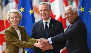 EU-Kommissionspräsidentin Ursula von der Leyen (L), der Präsident des Rats der Europäischen Union, Antonio Costa (R) und der kanadische Ministerpräsident Mark Carney (C) am 23. Juni 2025 beim EU-Kanada-Gipfel in Brüssel