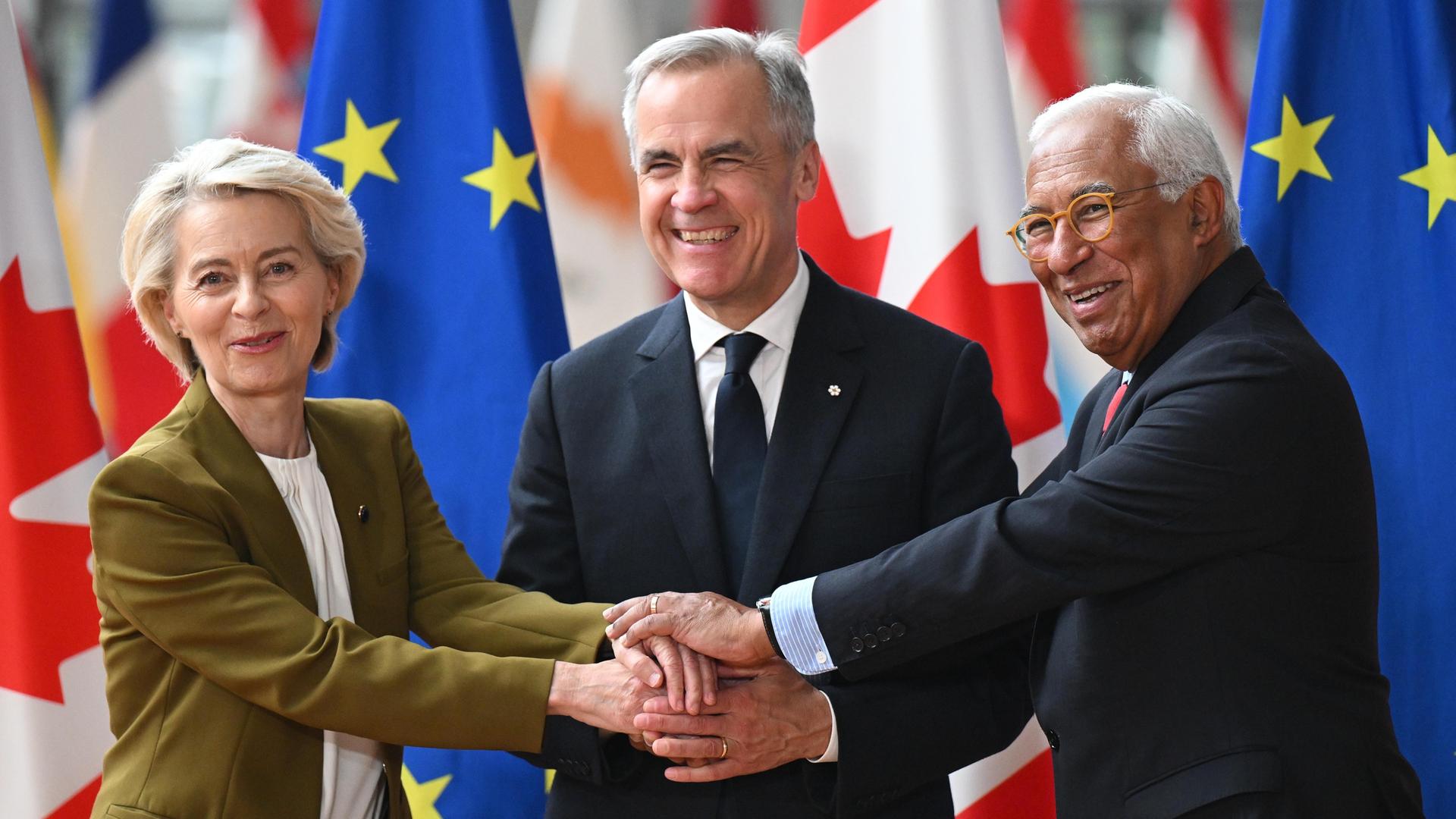 EU-Kommissionspräsidentin Ursula von der Leyen (L), der Präsident des Rats der Europäischen Union, Antonio Costa (R) und der kanadische Ministerpräsident Mark Carney (C) am 23. Juni 2025 beim EU-Kanada-Gipfel in Brüssel EU-Kommissionspräsidentin Ursula von der Leyen (L), der Präsident des Rats der Europäischen Union, Antonio Costa (R) und der kanadische Ministerpräsident Mark Carney (C) am 23. Juni 2025 beim EU-Kanada-Gipfel in Brüssel