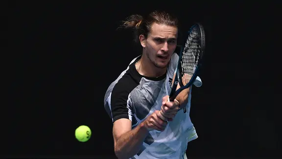 Alexander Zverev schlägt einen Tennisball. | IMAGO / AAP Alexander Zverev schlägt einen Tennisball.