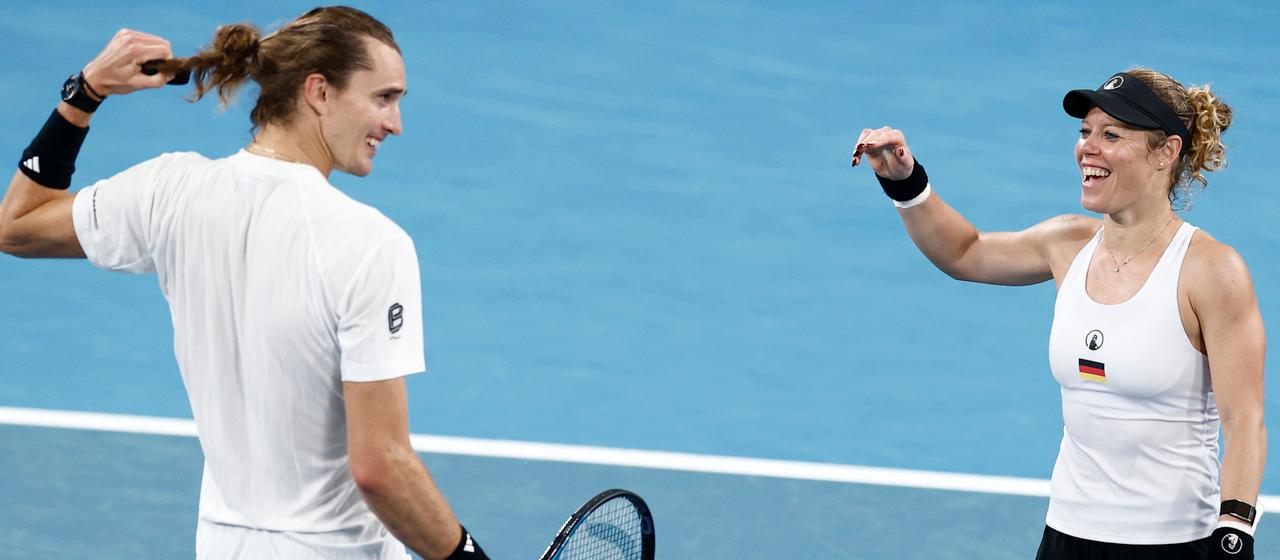 Alexander Zverev und Laura Siegemund jubeln beim United Cup gegen die Niederlande | dpa/Mark Evans Alexander Zverev und Laura Siegemund jubeln beim United Cup gegen die Niederlande