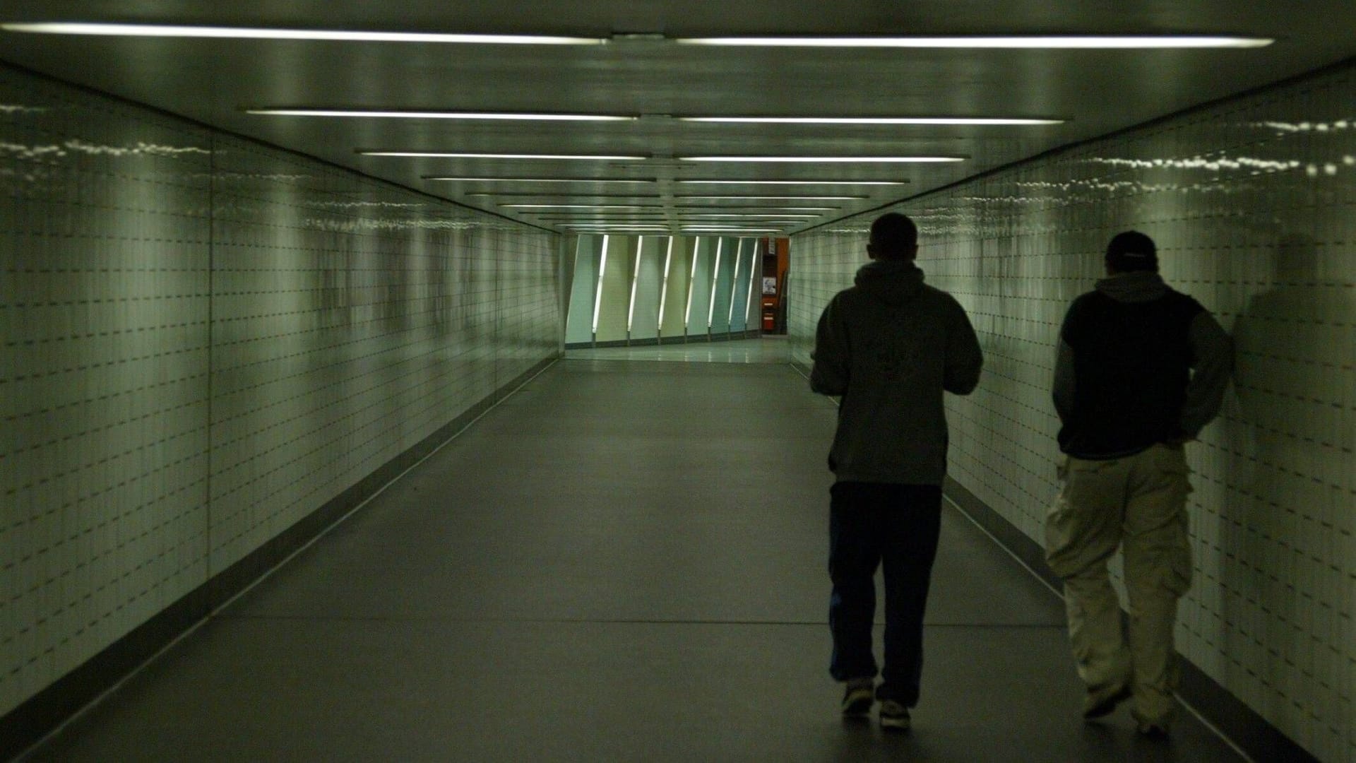 Zwei Jugendliche an der Haltestelle Appellhofplatz (Symbolbild): Die Atmosphäre an der Station macht velen Menschen Angst.