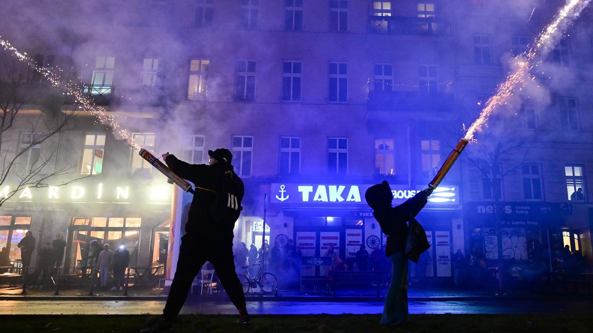 Zwei Menschen zünden in Berlin während der Silvesternacht Feuerwerk aus der Hand: Etliche Polizisten wurden im Laufe der Nacht verletzt.