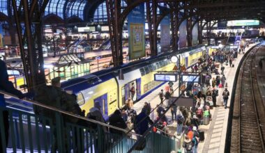 2-Jähriger bleibt kurz vor Oberleitung in Geländer stecken