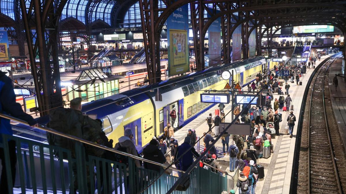 2-Jähriger bleibt kurz vor Oberleitung in Geländer stecken