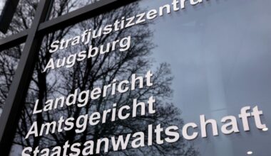 Vor dem Augsburger Landgericht muss sich ein 29-Jähriger wegen Mordes an einer dreifachen Mutter verantworten. (Illustration) Fo