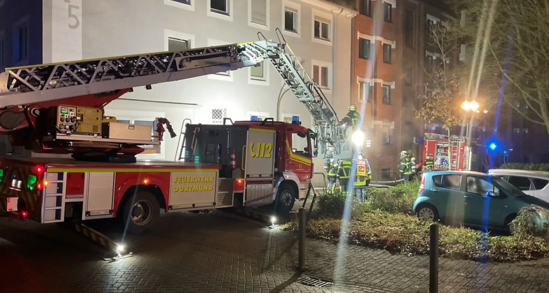 Kellerbrand in Dortmund Hörde: 10. Personen durch die Feuerwehr mit der Drehleiter aus ihren Wohnungen gerettet