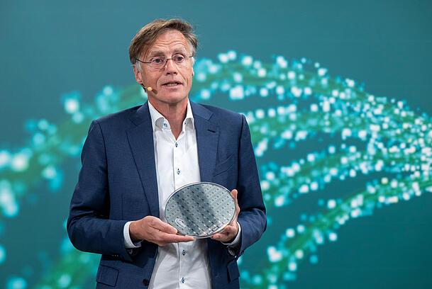 Jochen Hanebeck, Vorstandsvorsitzender der Infineon Technologies AG, hält während der Präsentation der Jahreszahlen 2025 des Halbleiterunternehmens einen Waver mit Ionenfallen-Quantenprozessoren in den Händen. Jochen Hanebeck, Vorstandsvorsitzender der Infineon Technologies AG, hält während der Präsentation der Jahreszahlen 2025 des Halbleiterunternehmens einen Waver mit Ionenfallen-Quantenprozessoren in den Händen.