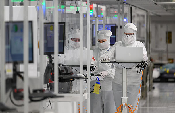 Mitarbeiter des Chipkonzerns Infineon arbeiten im Reinraum der Chipfabrik in Dresden. Wer bei Infineon arbeitet, verdient im Schnitt rund 67.000 Euro im Jahr. Mitarbeiter des Chipkonzerns Infineon arbeiten im Reinraum der Chipfabrik in Dresden. Wer bei Infineon arbeitet, verdient im Schnitt rund 67.000 Euro im Jahr.