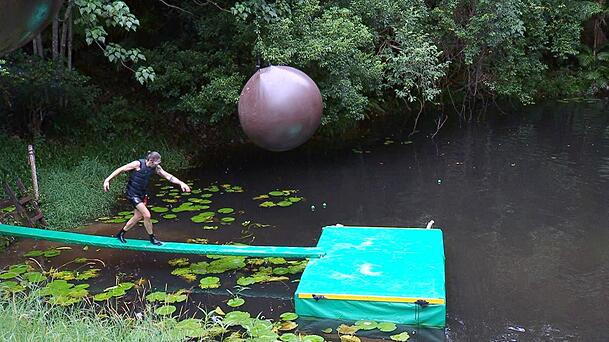 Gil Ofarim in der Dschungelprüfung vor dem fatalen Sturz.