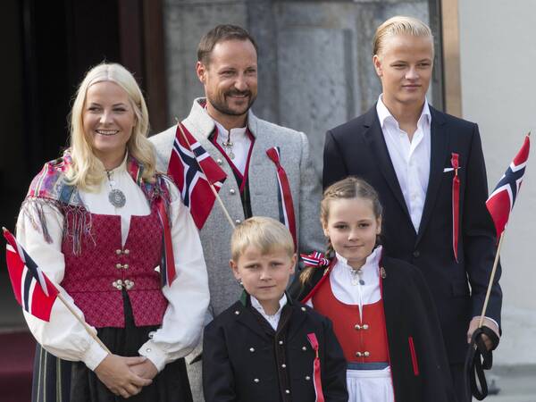 17-05-2014 Skaugum Princess Mette Marit and Prince Haakon and Princess Ingrid Alexandra and Prince Sverre Magnus and Marius Borg Hoiby and dog Milly celebrating the national day at the residence in Skaugum, Norway. PUBLICATIONxINxGERxSUIxAUTxONLY Copyright: PPEx

17 05 2014 Skaugum Princess Mette Marit and Prince Haakon and Princess Ingrid Alexandra and Prince Sverre Magnus and Marius Borg Hoiby and Dog Milly Celebrating The National Day AT The Residence in Skaugum Norway PUBLICATIONxINxGERxSUIxAUTxONLY Copyright PPEx  