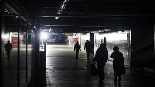 Stromausfall am Bahnhof Wannsee in Berlin Zehlendorf. Zehntausende Haushalte sind seit Samstagmorgen im Berliner Südwesten ohne Strom, bei Minusgraden und Schneefall. 