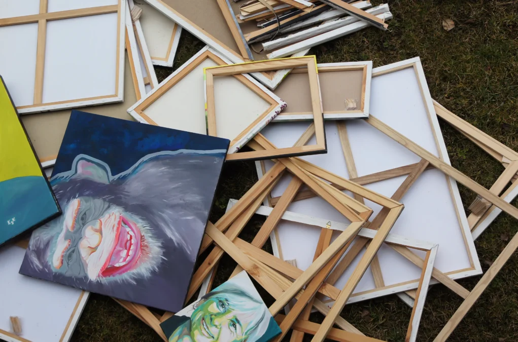 Das Bild auf 5min.at zeigt zerstörte Gemälde.