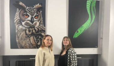 „Rot steht für Mut“ - Drei Künstlerinnen zeigen ihre Werke im Rathaus Moosinning