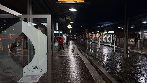 Ein paar Pendlerinnen und Pendler informieren sich am Freiburger Hauptbahnhof nach dem ÖPNV. Aufgrund von Warnstreiks fahren keine Stadtbahnen und nur vereinzelte Busse. (Foto: SWR) Ein paar Pendlerinnen und Pendler informieren sich am Freiburger Hauptbahnhof nach dem ÖPNV. Aufgrund von Warnstreiks fahren keine Stadtbahnen und nur vereinzelte Busse.