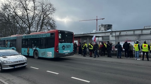 Am Montag gibt es durch einen ganztägigen Warnstreik in Konstanz erhebliche Einschränkungen im Nahverkehr - betroffen sind die Busse und Fähre der Stadtwerke Konstanz. (Foto: SWR, Gerald Pinkenburg) Am Montag gibt es durch einen ganztägigen Warnstreik in Konstanz erhebliche Einschränkungen im Nahverkehr - betroffen sind die Busse und Fähre der Stadtwerke Konstanz.