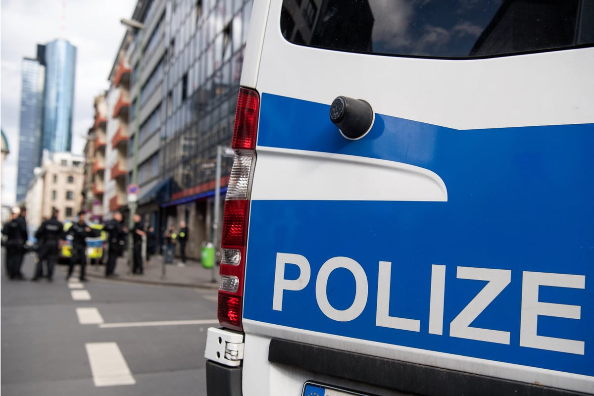 Frau will im Bahnhofsviertel Beamten in die Wade beißen und verletzt zwei Polizisten