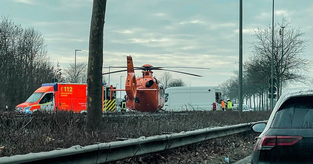 Schwerer Unfall in Bielefeld: Christoph 13 landete auf dem Ostwestfalendamm