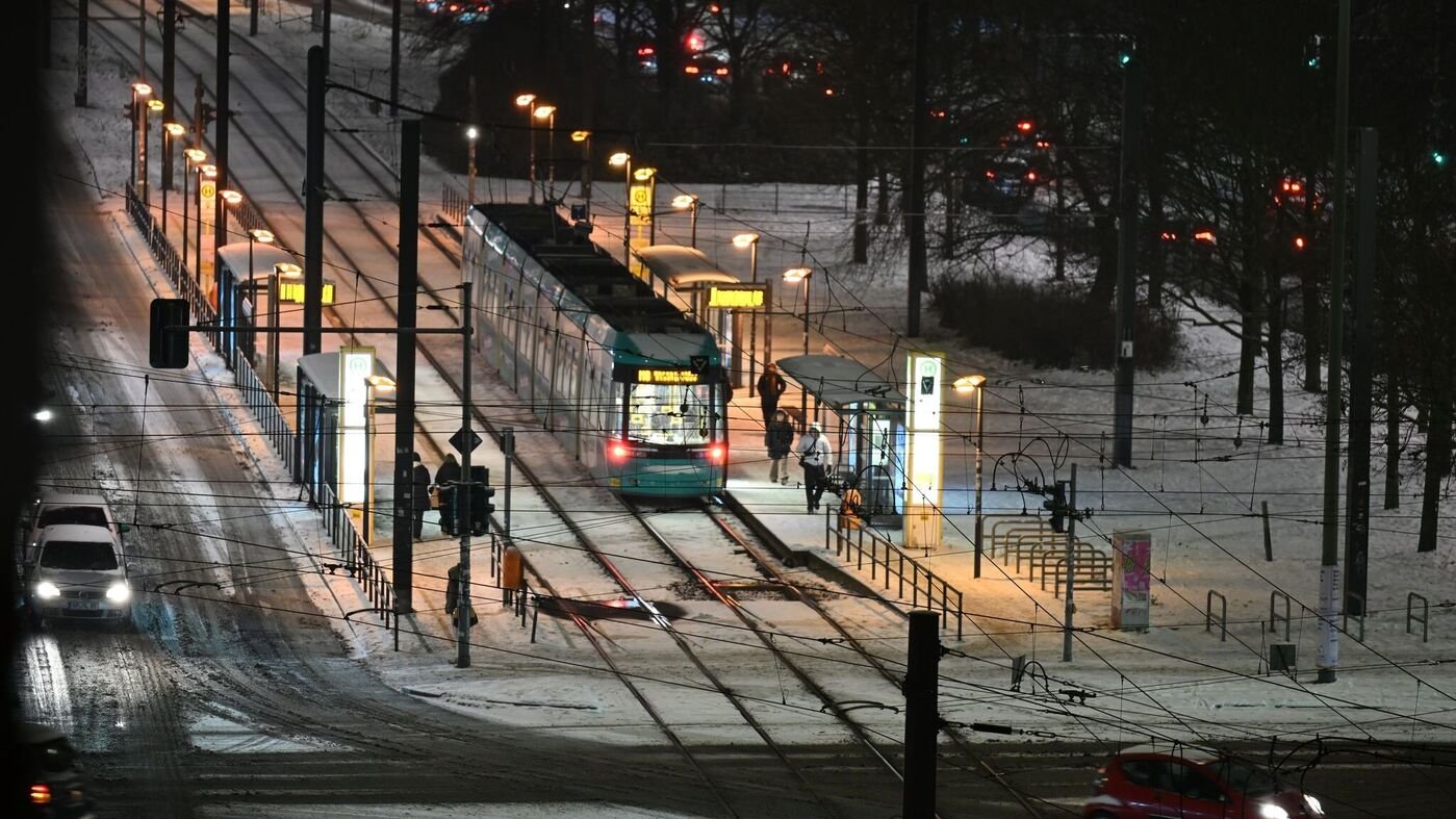 Nur Geister-Straßenbahnen fahren weiter durch die Nacht
